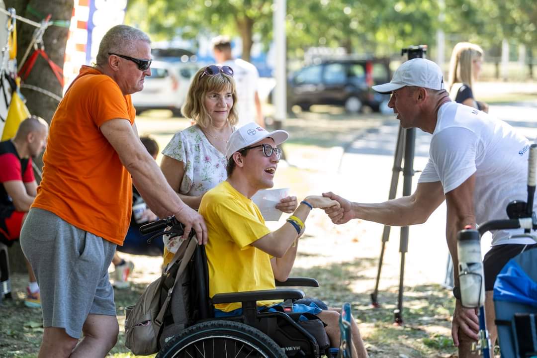 Druženje i podrška sudioniku u invalidskim kolicima izvan utrke