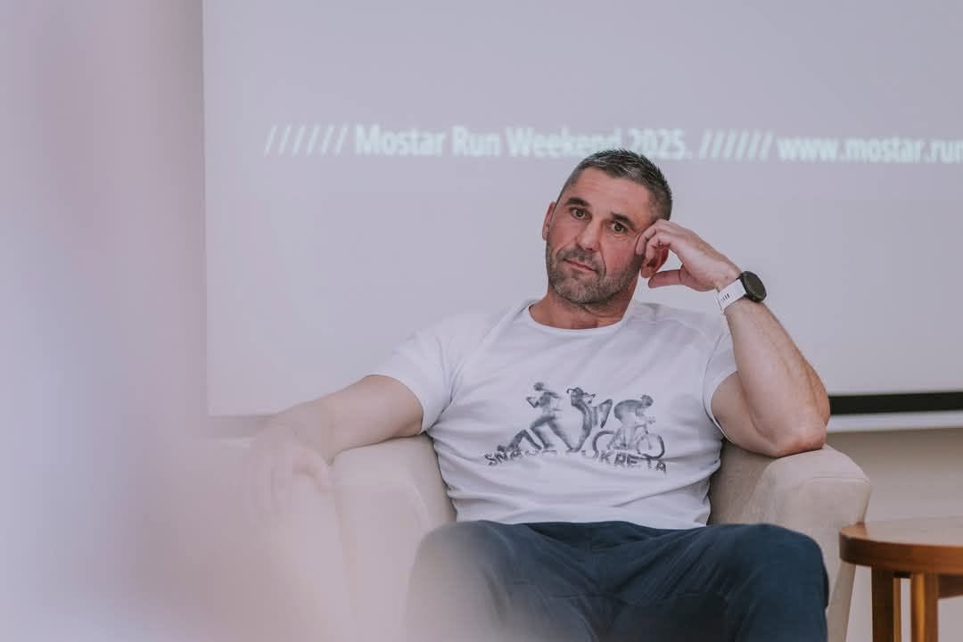 Marko Kos u majici SNAGA-POKRETA tijekom javnog događanja.